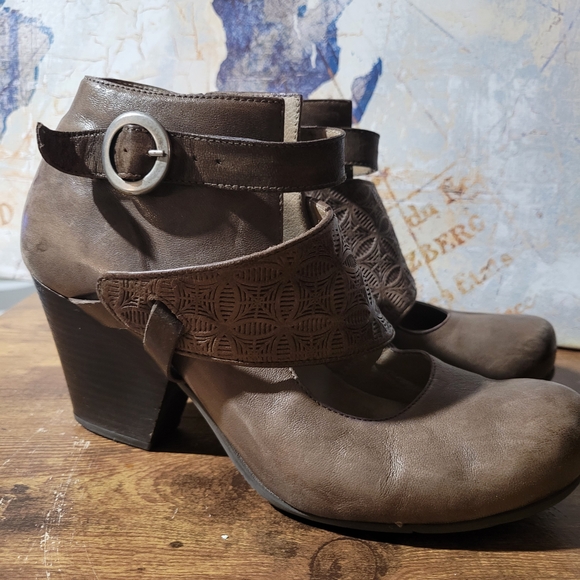 Miz Mooz Dale Ankle Boots. Distinctive Brown Patterned Cross Over Strap. - Picture 4 of 8